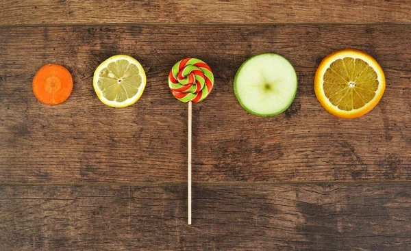 Elma portakallı limonlu havuç dilimleri şeklinde meyveler.                               