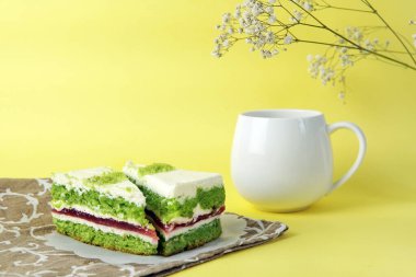 Ev yapımı klasik pasta ya da bisküvi üzerine şeker serpiştirilmiş beyaz peçete açık sarı arka plan                              