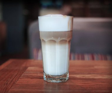 Büyük bardakta kahve köpüklü Latte espresso..                               