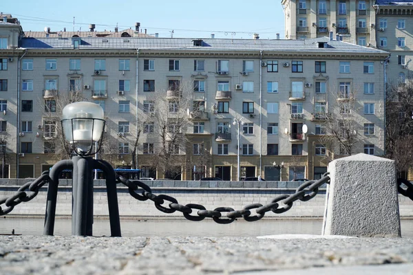 Boş nehir seti iskelesi manzarasında sınır zincirleri olan fenerler.                               