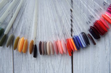 Tırnak cilası parçalı palet. Manikür için vernik örnekleri topladım. İyi bakımlı eller, sağlıklı tırnaklar. Seçici odaklanma. Parmak tırnağı tasarımı örnekleri.                               