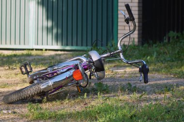 Bisiklet çimlerin arkasında duruyor.                               