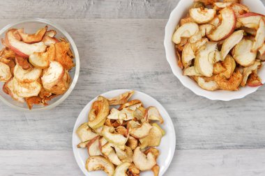 Masada kuru elmalı üç tabak.