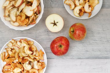 Üç elma ve üç tabak kuru elma.