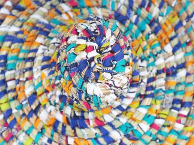 Tekstil sepeti kapağı. Hasır. Çok renkli arkaplan