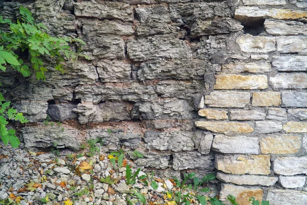 Παλιό Ερειπωμένο Τοίχο Από Διαφορετικές Πέτρες Και Τούβλα — Φωτογραφία Αρχείου