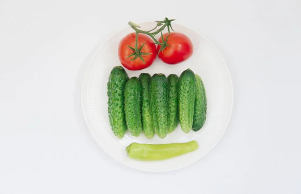Zöldségek Egy Tányéron Paradicsom Uborka Zöldpaprika Fehér Alapon — Stock Fotó