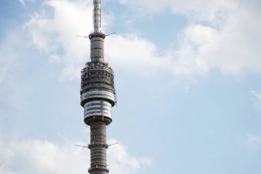 MOSCOW, Rusya - 08.16.2021 Moskova, Rusya 'daki Ostankino televizyon kulesi. 540.1 metre yüksekliğindeki bina, dünyada 500 metreyi aşan ilk ayakta duran yapıdır..