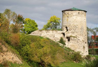 Pskov. - Rusya. Stone Kremlin, Pskov şehrinde. 09.17.2021. Taş bir kalede Ortodoks kilisesi. Üçlemeci Katedrali 'nin çan kulesi. Pskov Kremlin bir yaz gününde. Rusya Müzeleri.