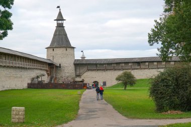 Pskov. - Rusya. Stone Kremlin, Pskov şehrinde. 09.17.2021. Taş bir kalede Ortodoks kilisesi. Üçlemeci Katedrali 'nin çan kulesi. Pskov Kremlin bir yaz gününde. Rusya Müzeleri.