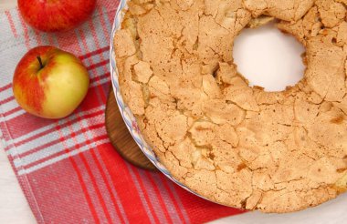 Ev yapımı sonbahar elmalı turtalar, en iyi masa manzaralı kırsal ahşap arka planlı kırmızı nepkin.