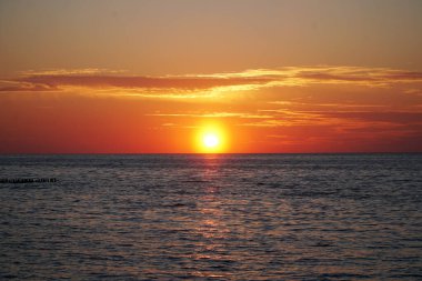Güneş ufukta batacak. Yaz gün batımı portakalı