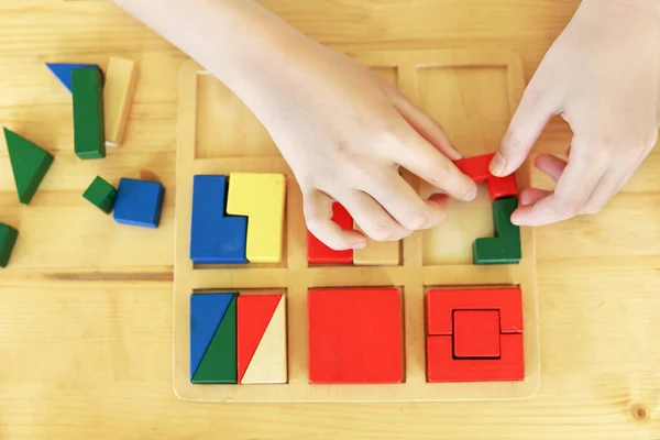 Çocukların eğitici oyunları. Çocuk elleri. Çocuklar oynar. tuğlalar