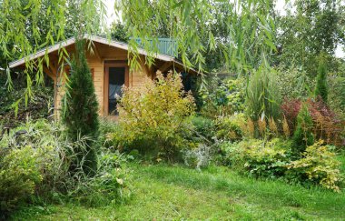 Bahçedeki ev çiçek açan yaz manzarası tasarımı.