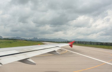 Kanat görünümü ve taksi çok bulutlu günlerde kalkıştan önce