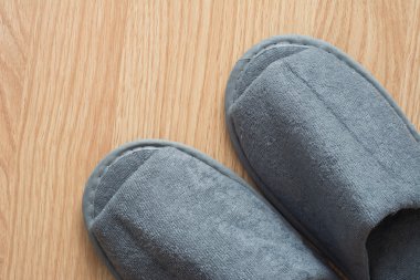 Ahşap zemin üzerinde terlik