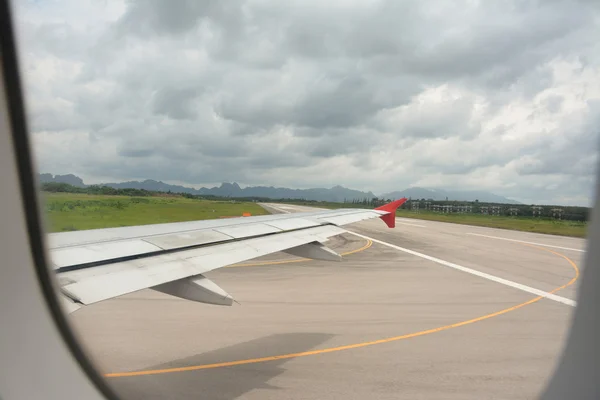 Vista del ala y taxi mucho antes del despegue En días nublados — Foto de Stock