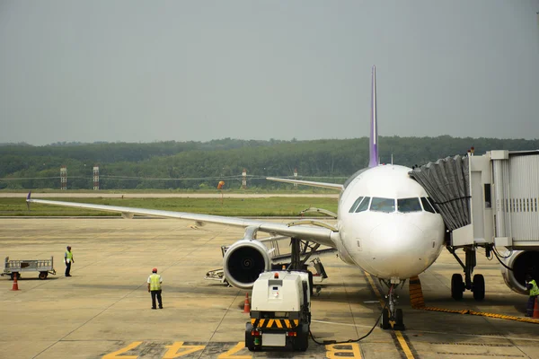 Літаки беруть наземну службу у терміналі — стокове фото