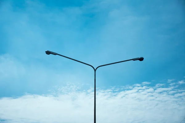 Lámpara de carretera con fondo de cielo — Foto de Stock