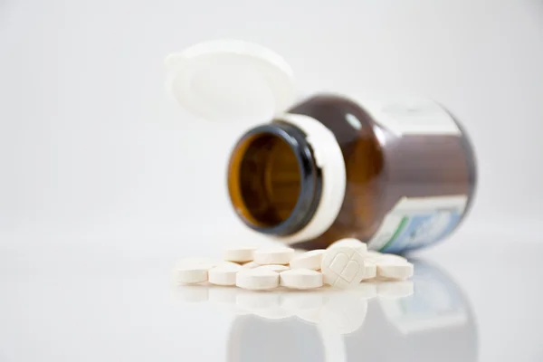 Medizin für Gesundheit mit weißem Hintergrund — Stockfoto