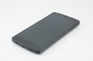 Beyaz arka planda siyah modern akıllı telefonlar