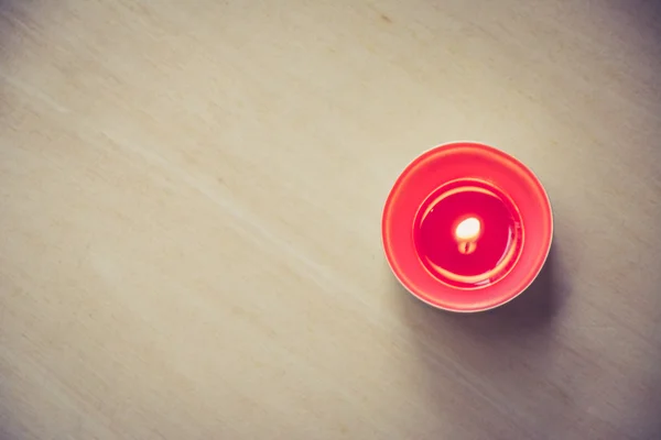 Candele rosse su sfondo in legno vista dall'alto (stile retrò ) — Foto Stock