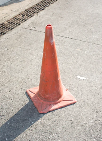 Güneşli bir günde yoldaki trafik koni — Stok fotoğraf