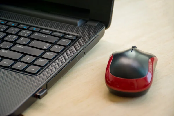 Mouse e laptop su tavolo in legno con sole dalle finestre Fotografia Stock