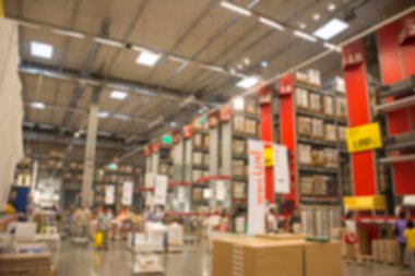 Soyut bulanık insanlar büyük modern depo backgro alışveriş