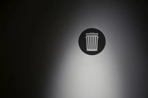 Bin symbol in highlight concrete wall. — Stock Photo, Image