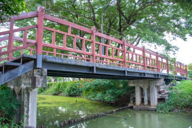 Ahşap köprü üzerinden genel parkta küçük kanal