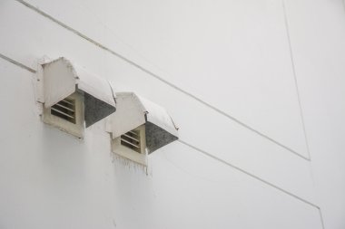 Havalandırma kanalları beyaz duvar