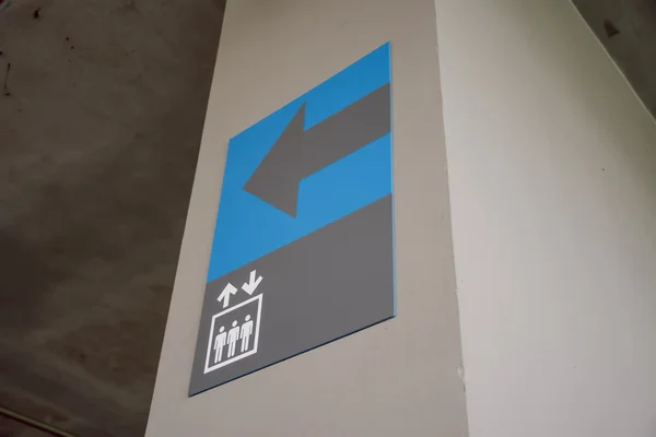 Сине-голубой знак лифта на пятом этаже автостоянки . — стоковое фото