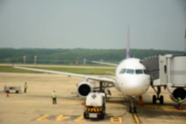 Абстрактний розмитий авіалайнер надає послуги на терміналі — стокове фото