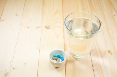 hap ilaç ve su cam, hazır yemek.