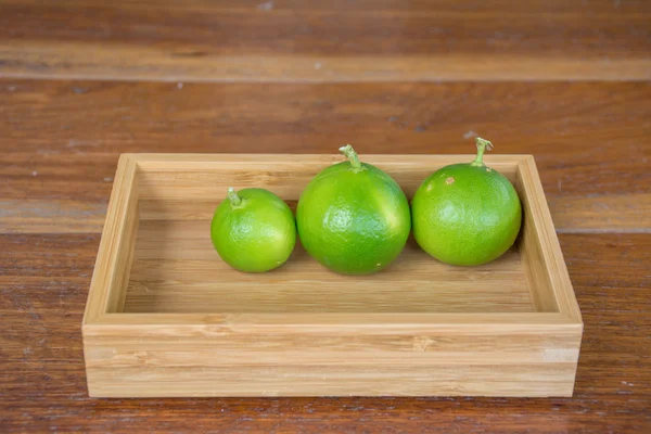 Zitronen auf Holzkiste — Stockfoto