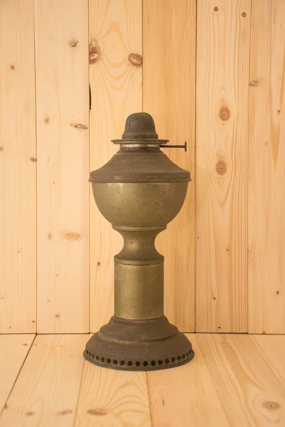 仿古灯，青铜煤油灯泰式木制的桌子上 — 图库照片