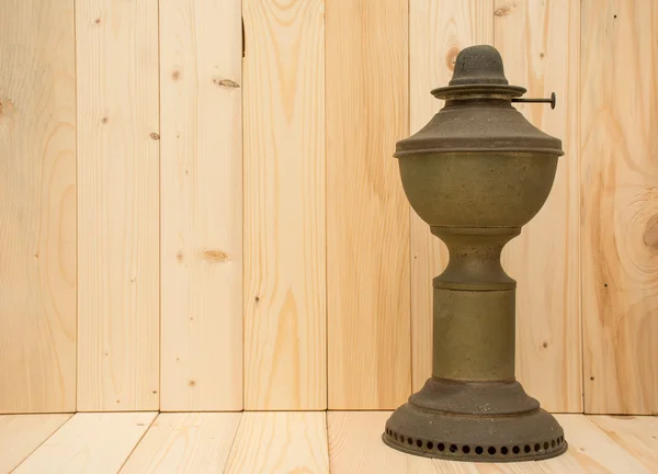 Lámparas antiguas, lámpara de bronce de queroseno estilo tailandés en mesa de madera — Foto de Stock