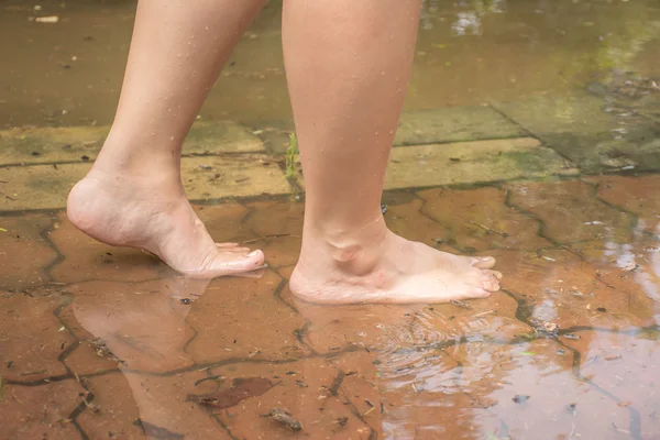 Ноги азиатской женщины ходят по потопу . — стоковое фото