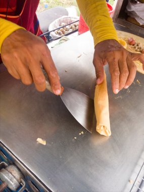 Tokyo aperatif. Yumurta ve un ile sarılmış soslu tavuk.