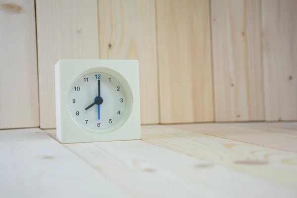 Il tempo è ora 8.00, sul tavolo di legno . — Foto Stock