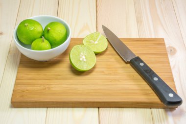 Limon bıçak ile ahşap kesme tahtaları üzerinde.