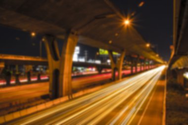 Gece yol Otoban altında soyut bulanıklık.