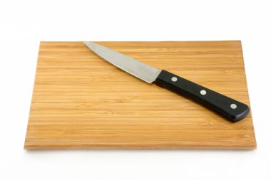 Bıçak ve ahşap kesim panosu, yemek hazır.