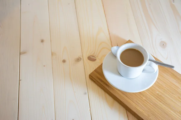 Kaffeetasse in der Morgensonne auf Holzboden. — Stockfoto
