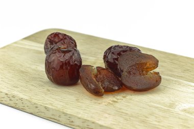 Kuru kadar haşlanmış şurubu ile Çin hünnap