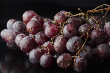 Bir sürü kırmızı üzüm.