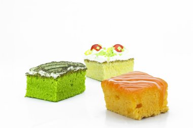 beyaz kağıt üzerinde kırık gözlük