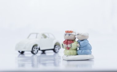 Modelleri göl kenarında yaşlı çift