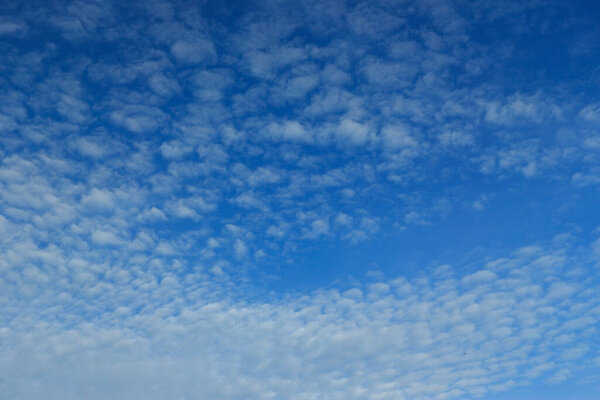 Белые облака против голубого неба